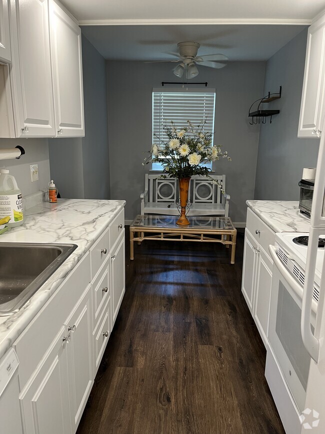 Kitchen - 935 Kirts Blvd