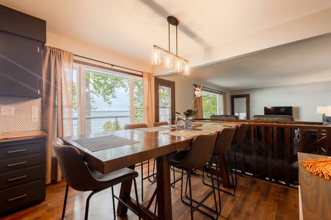 Building Photo - 6806 Sunset Strip NW