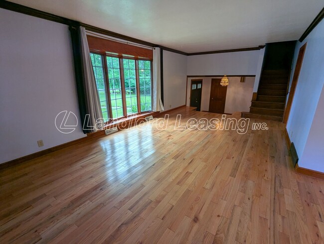Foto del edificio - Spacious Split-Level Home in Columbia Stat...