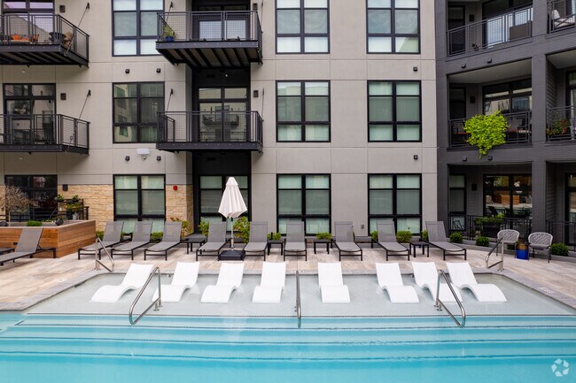 Área de piscina estilo centro turístico - Wildhorse Apartments