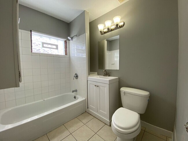 Foto del edificio - Beautiful 4 Bedroom 1.5 Bathroom Townhome in Minneapolis!