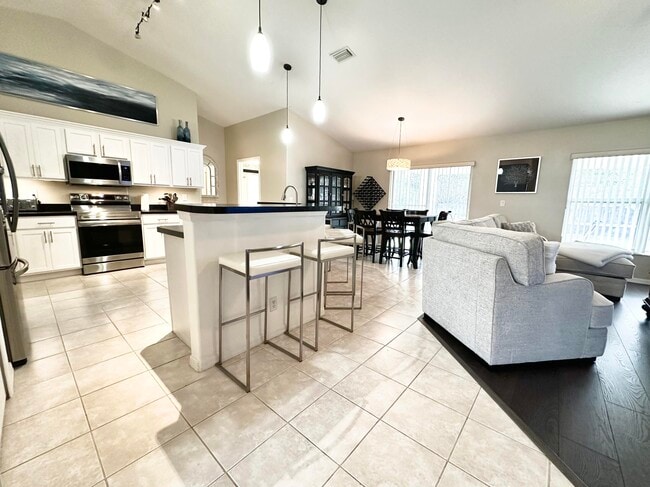 Building Photo - 174 SW Sea Lion Rd