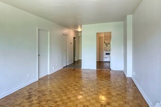 Building Photo - 2400 Av. Van Horne