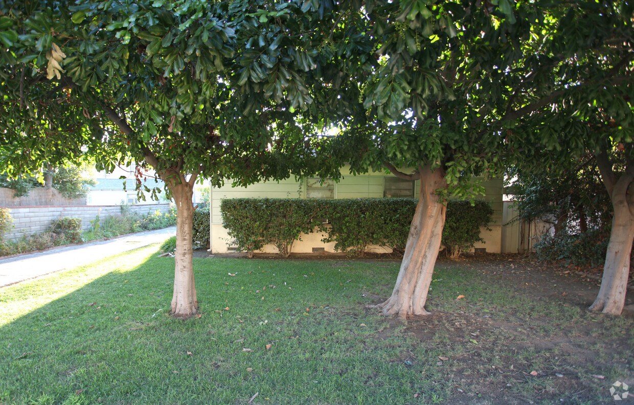 Building Photo - 426 Thompson Ave