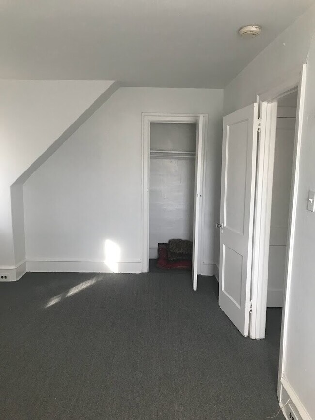 bedroom - 6401 N Fairhill St
