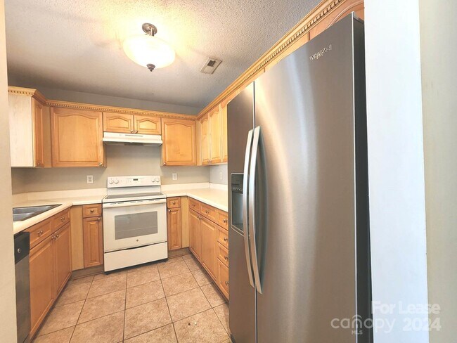 Building Photo - 4021 Melrose Club Dr