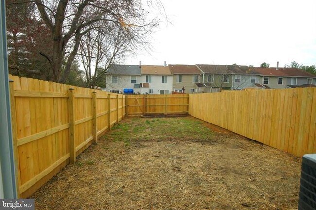 Foto del edificio - 1656 Woodtree Ct E