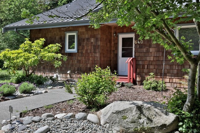 Building Photo - Country Living in Coupeville! Bring your P...