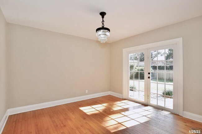 Building Photo - Charming 3/1 Home with a Large Fenced Back...