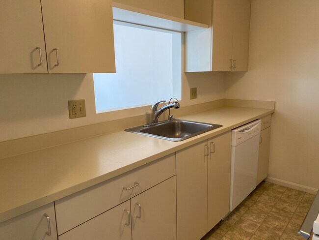 Building Photo - 27 Whittier Ln