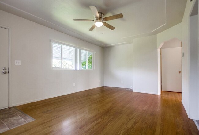 Building Photo - 2 bedroom, 1 bath home located in the Coll...