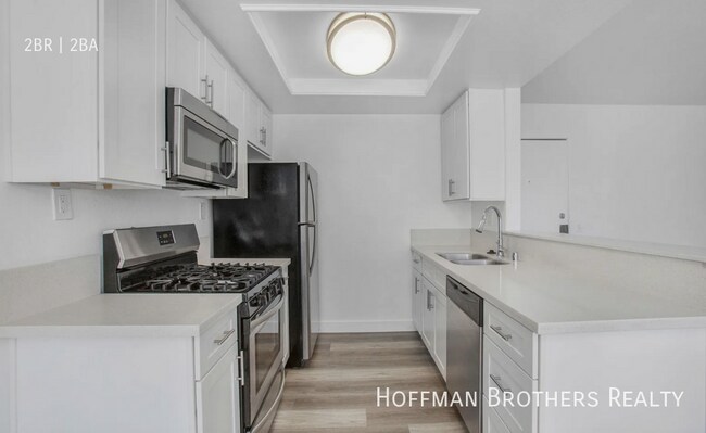 Building Photo - 1533 N Martel Ave