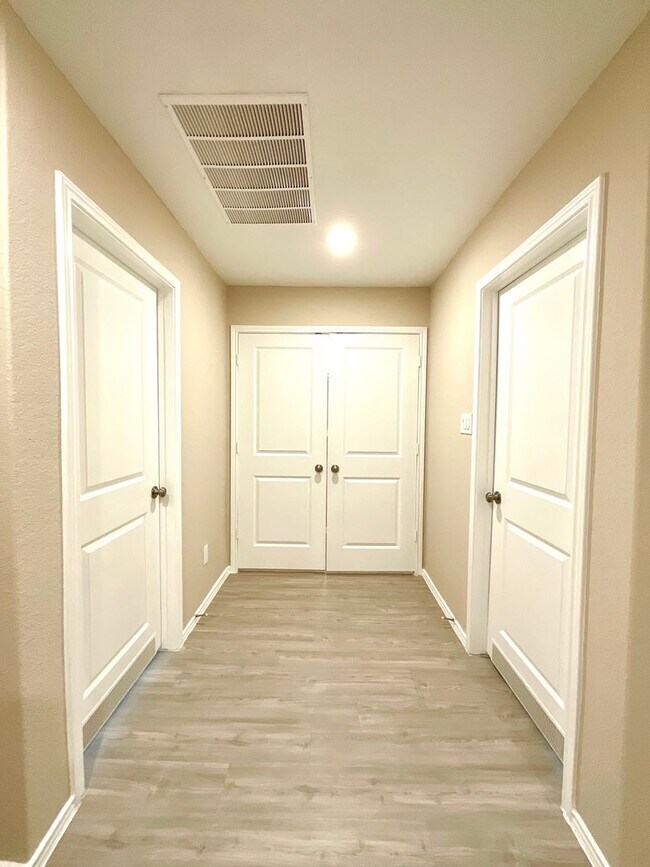 Foto del edificio - **APPLICATION RECEIVED** **MOVE IN SPECIAL** Spacious 4 Bedroom Home With Garage & Fenced Backyar...