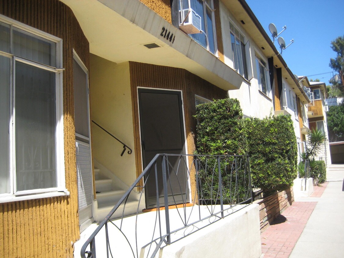 Primary Photo - 2144 N Beachwood Dr