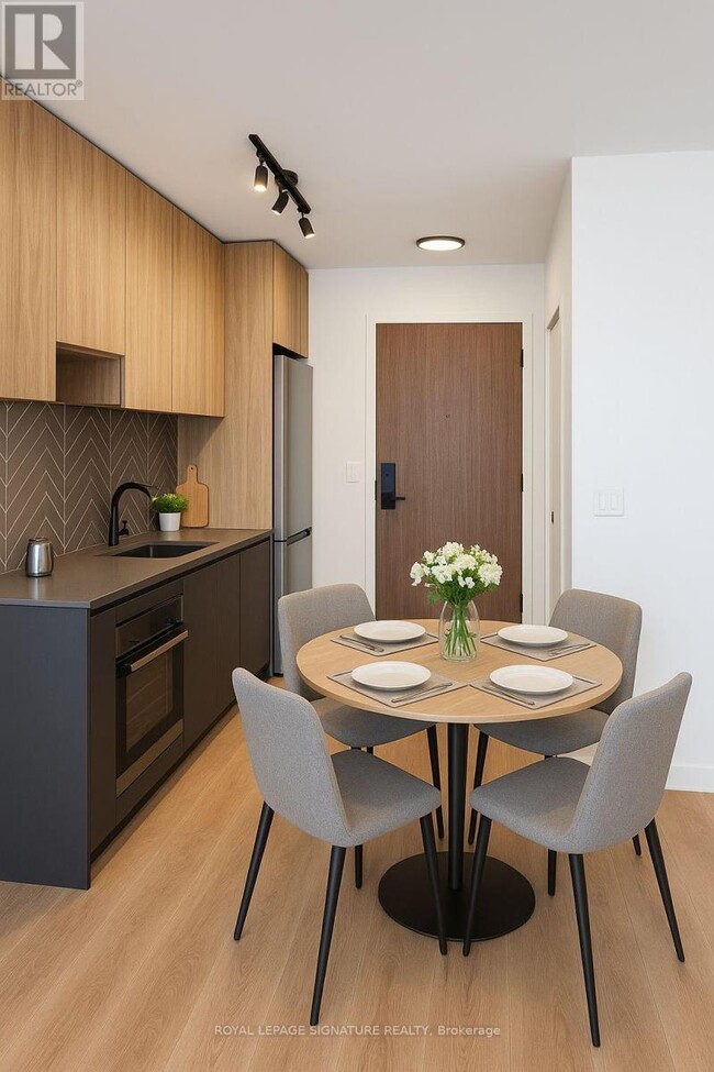 Photo du bâtiment - 1037 The Queensway