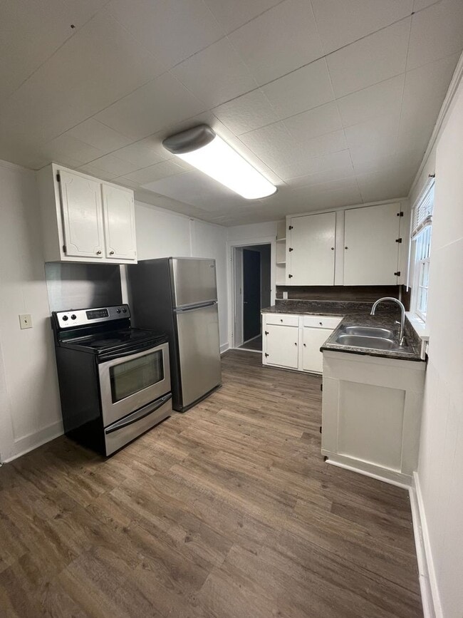 Building Photo - 2 Bedroom, 1 Bath House in Columbia!