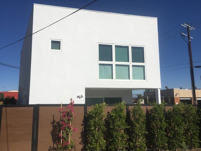 Foto del edificio - 5111 Zelzah Ave