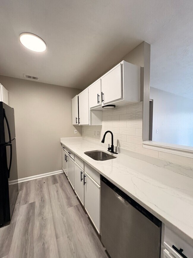 Foto del edificio - Discover the Best of Lawrence Living at Be...