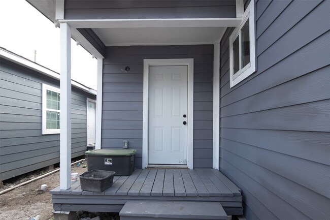 Building Photo - 1319 Bayou St