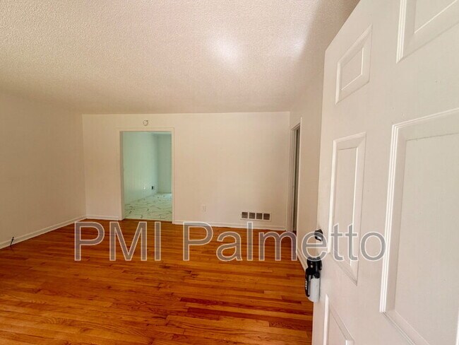 Building Photo - 1805 Carousel Cir