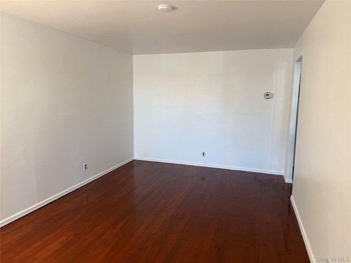 Foto del edificio - 63-20A Pleasantview St