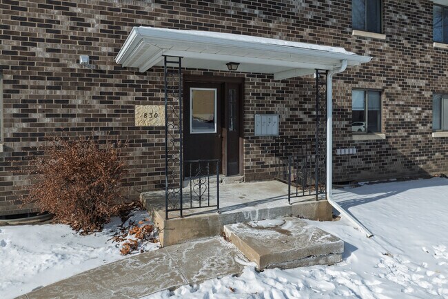 Entrada - Hawkeye Apartments