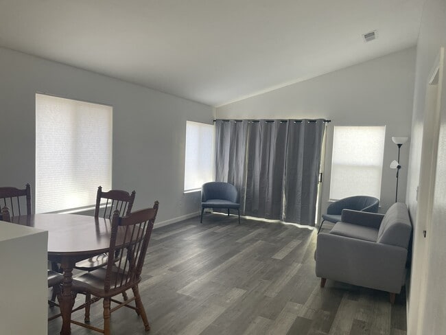 Foto del edificio - 7135 Shadow Crest Dr