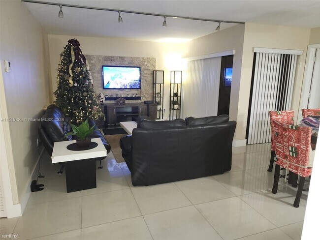 Building Photo - 3 br, 2 bath House - 20300 NE 3rd Ct Apt 1