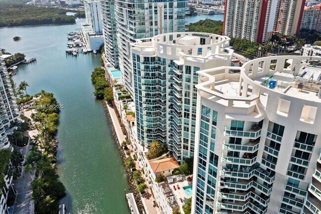Foto del edificio - 250 Sunny Isles Blvd