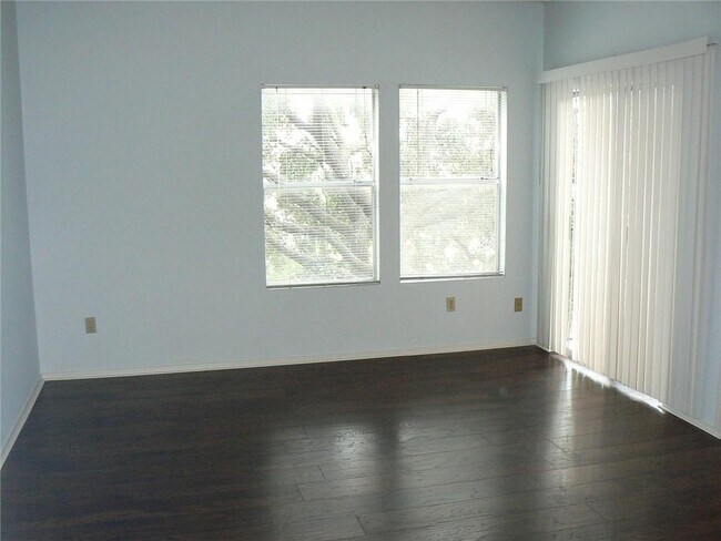 Foto del edificio - 12166 Metric Blvd