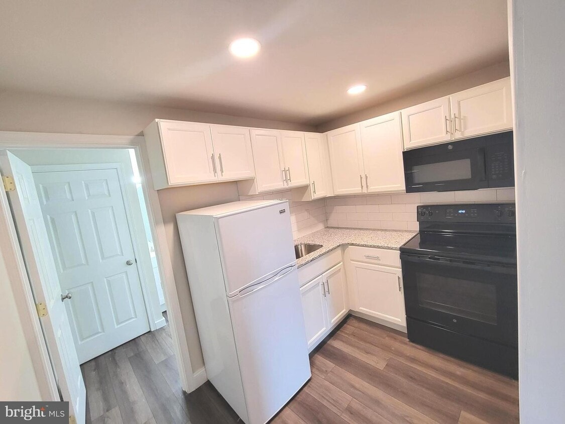 449 E High St Unit 2ND FL FRONT, Pottstown, PA 19464 Room for Rent in