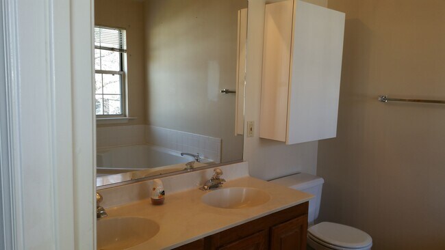 Baño principal - 8628 Indian Springs Rd