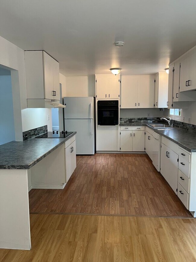 Building Photo - Kirkland Home - 3 bed/1 bath
