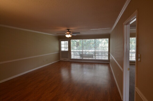 Foto del edificio - Gated Community!  2 bedroom, 2 bath Condo is excellent location off Jefferson Hwy