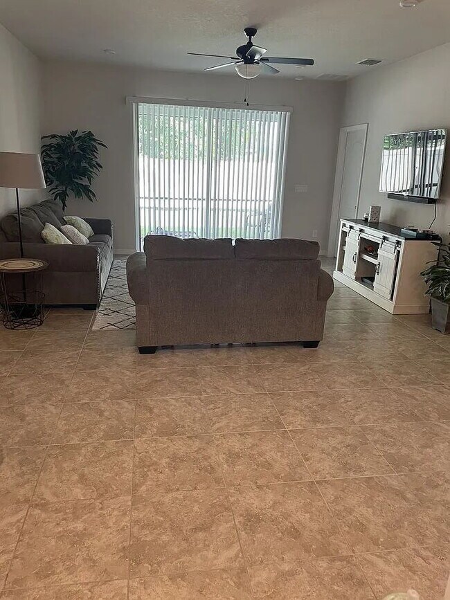 Building Photo - 3 bedroom, 2 bath villa in Land O' Lakes!