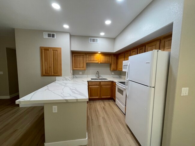 Kitchen Quartz Countertops - 890 Kitty Hawk Dr