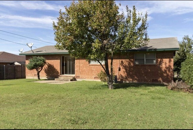 Building Photo - 3804 NW Ferris Ave