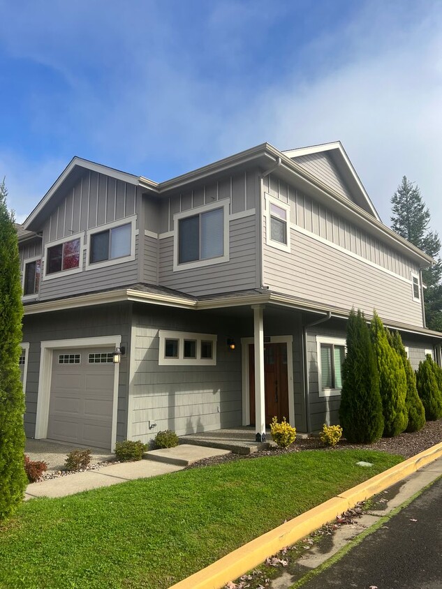 Primary Photo - BEAUTIFUL 2 BEDROOM TOWNHOME IN A GORGEOUS...