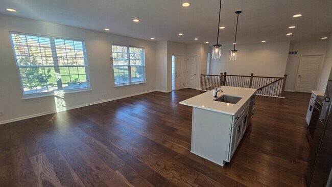 Foto del edificio - 4 bed 3 bath 2 car garage all maintenance provided townhome