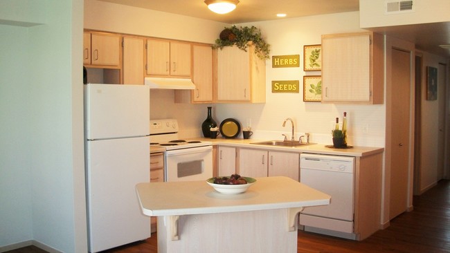 Kitchen - Meadow Wood Apartments