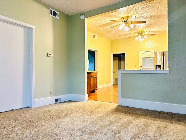 Building Photo - Cute Single Family Home, Great Location