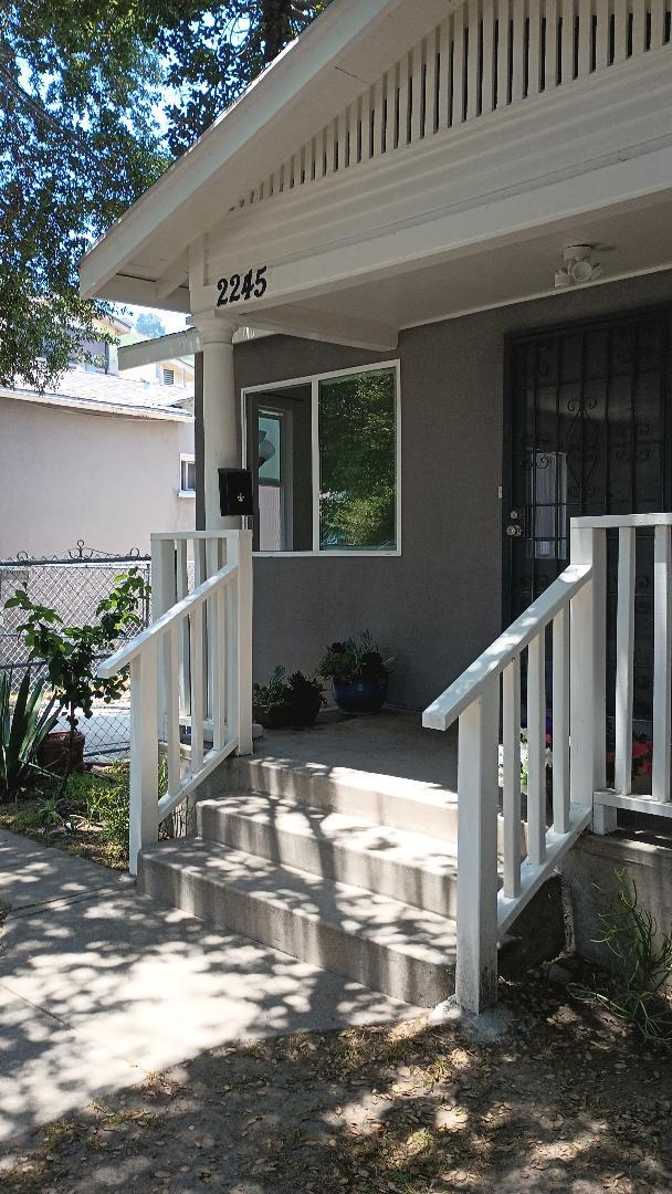 Porche - 2245 Meadowvale Ave