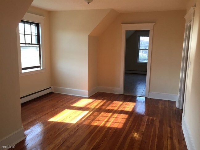 Building Photo - 3 br, 1 bath  - 1616 Chapel St Fl 3