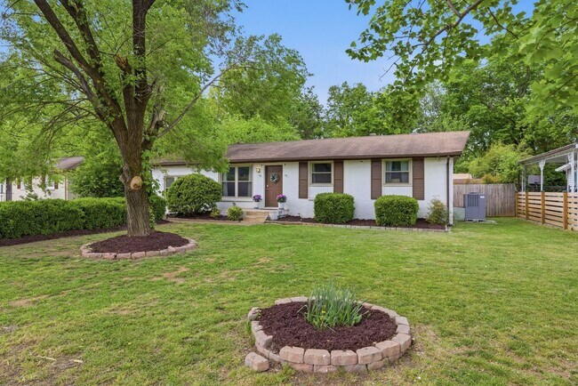 Foto del edificio - 3 Bedroom/ 2 Bath Home, Fenced Yard, Covered Porch, Large Workshop/Storage Building, Small storag...