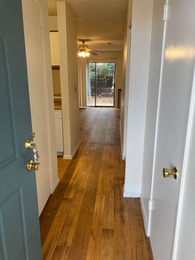 Building Photo - 2 bedroom condo by UNT