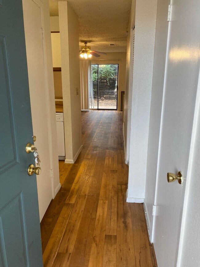 Foto del edificio - 2 bedroom condo by UNT