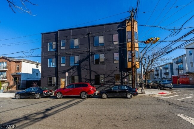 Foto del edificio - 108 Fleming Ave