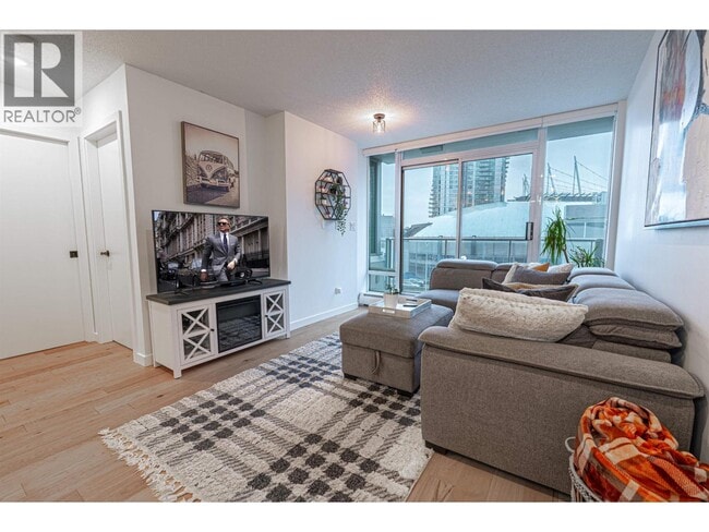 Building Photo - 688 Abbott St