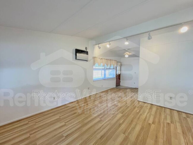 Building Photo - 1300 Towanda Ct