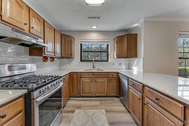 Foto del edificio - East Fayetteville 3-Bedroom Home with Granite Touches & Cozy Fireplace!"